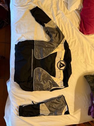 Chaquetas de moto y pantalones. talla M, L y XL.