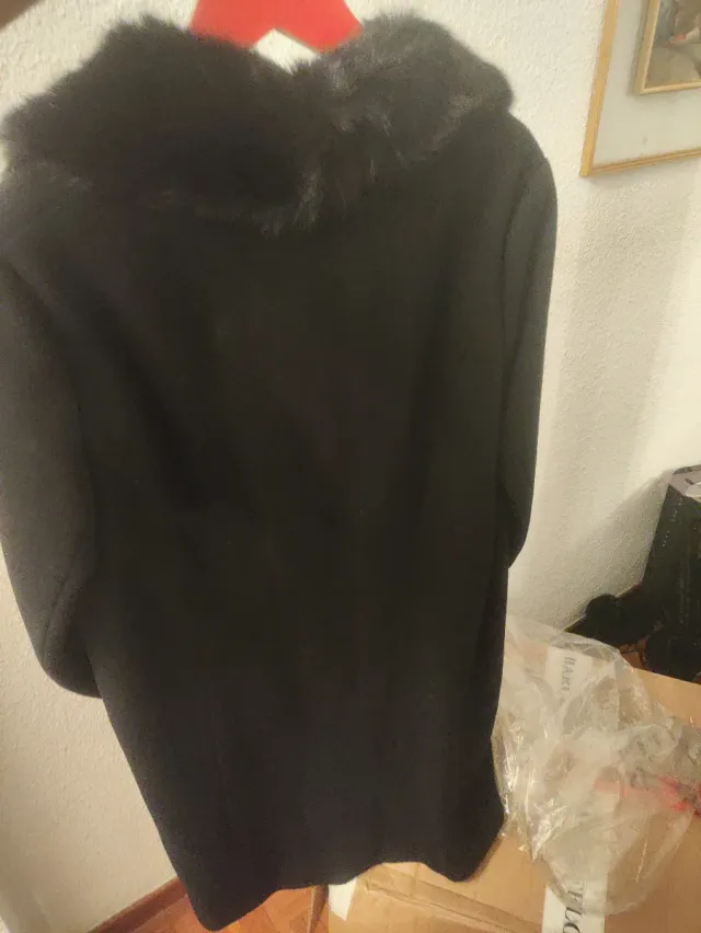 Abrigo vintage negro con cuello de pelo