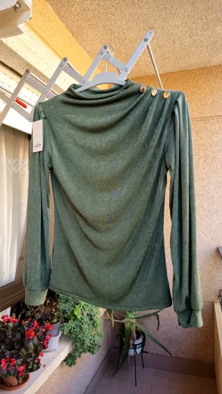 Jersey fino verde con etiqueta