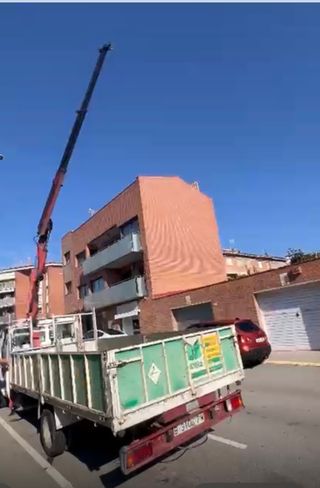 Se hacen portes con Camión plataforma con grúa