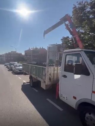 Se hacen portes con Camión plataforma con grúa