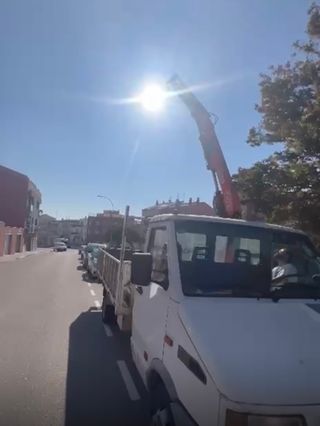 Se hacen portes con Camión plataforma con grúa