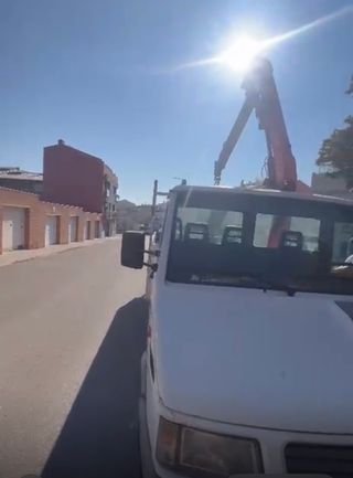 Se hacen portes con Camión plataforma con grúa