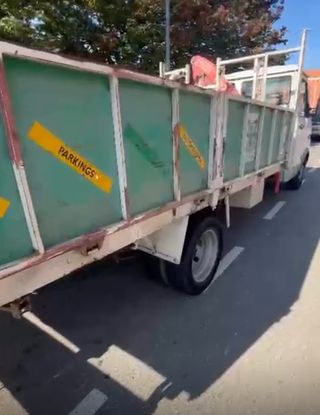 Se hacen portes con Camión plataforma con grúa
