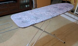 Tabla de planchar con funda floral