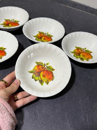 5 Cuencos de Porcelana con Manzanas