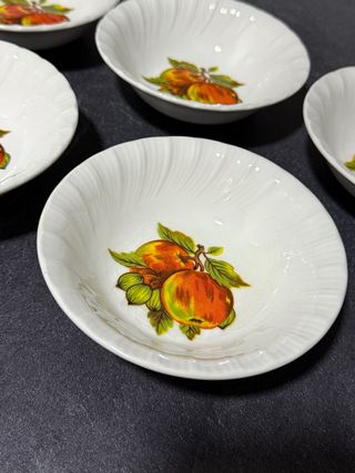 5 Cuencos de Porcelana con Manzanas