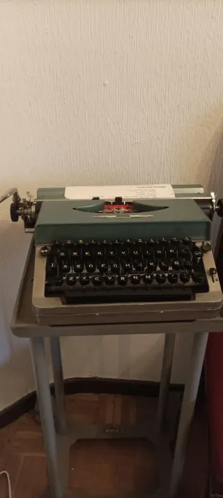 Máquina de escribir Olivetti Lettera 32 + Soporte