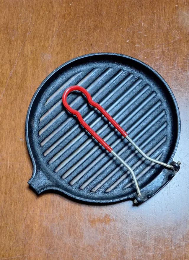 Parrilla de hierro fundido Lecruset con mango rojo
