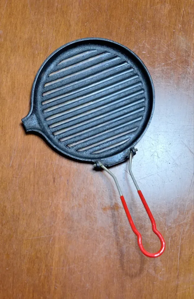 Parrilla de hierro fundido Lecruset con mango rojo