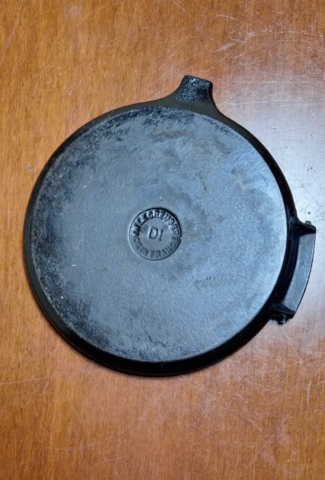 Parrilla de hierro fundido Lecruset con mango rojo