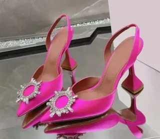 Zapatos de tacón rosa con pedrería