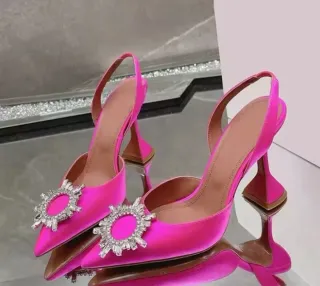 Zapatos de tacón rosa con pedrería