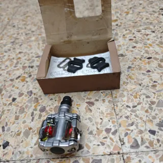 Pedales y calas para bicicleta