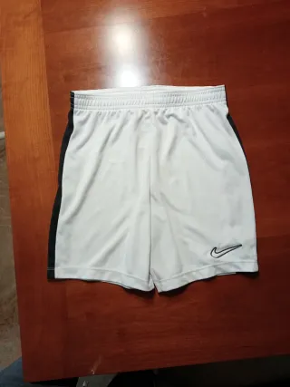 Pantalón deportivo Nike blanco y negro.