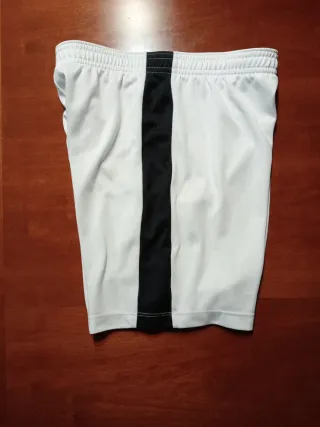 Pantalón deportivo Nike blanco y negro.