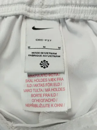 Pantalón deportivo Nike blanco y negro.