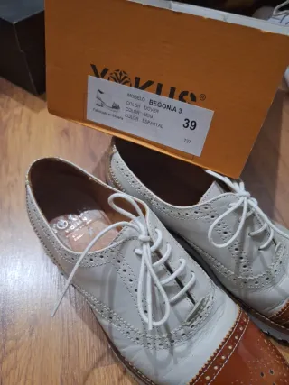 Zapatos Yokus mujer beige y marrón