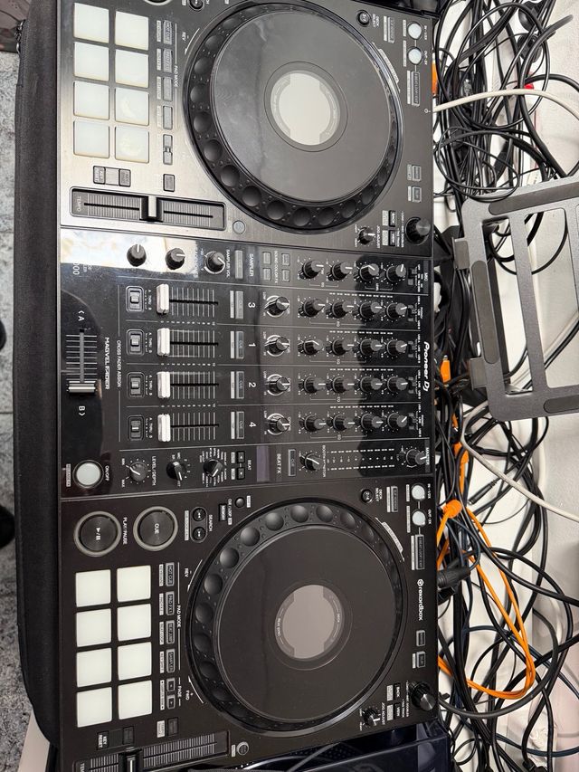 Controlador DJ Pioneer DDJ-1000 con funda .