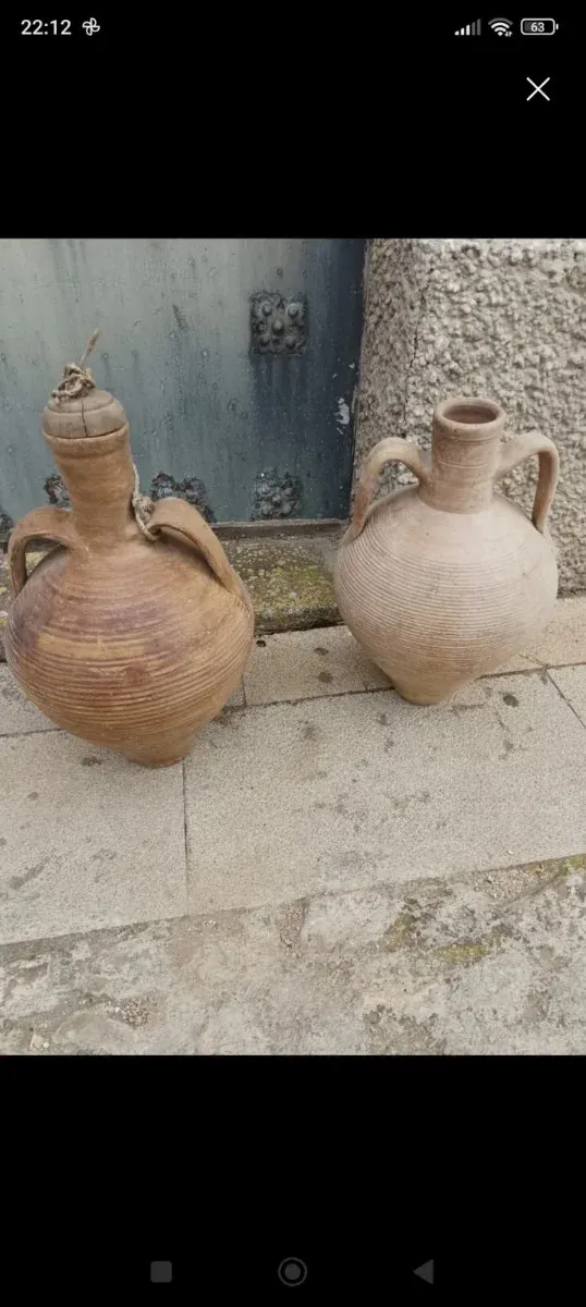 2 Cantarros antiguos de barro