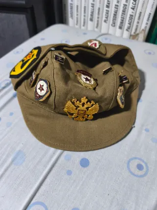 Gorra militar rusa con insignias