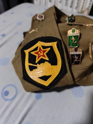 Gorra militar rusa con insignias