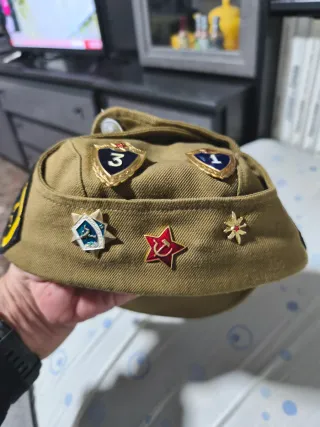Gorra militar rusa con insignias