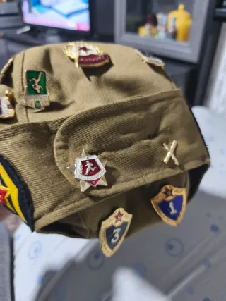 Gorra militar rusa con insignias
