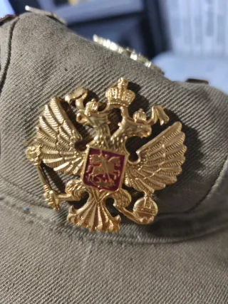 Gorra militar rusa con insignias