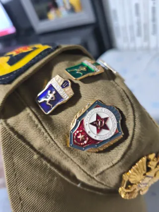 Gorra militar rusa con insignias