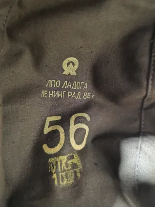 Gorra militar rusa con insignias