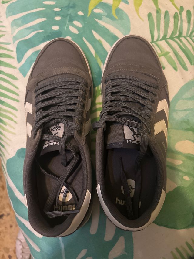 Zapatillas Hummel grises y blancas