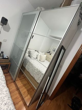 Guardaroba IKEA PAX con porte scorrevoli a specchio