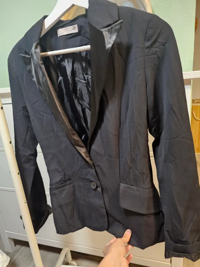 Americana negra con solapa satinada