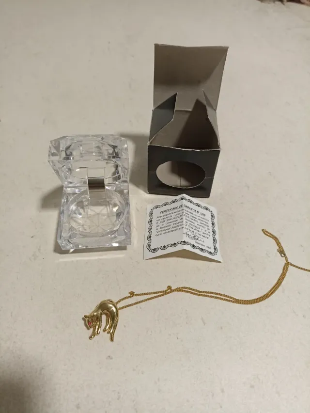 Colgante gato dorado con cadena