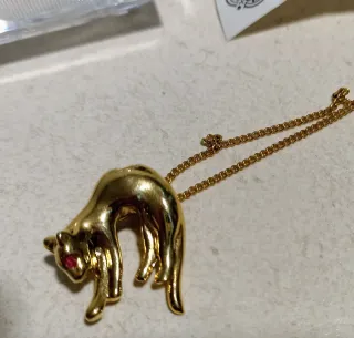 Colgante gato dorado con cadena