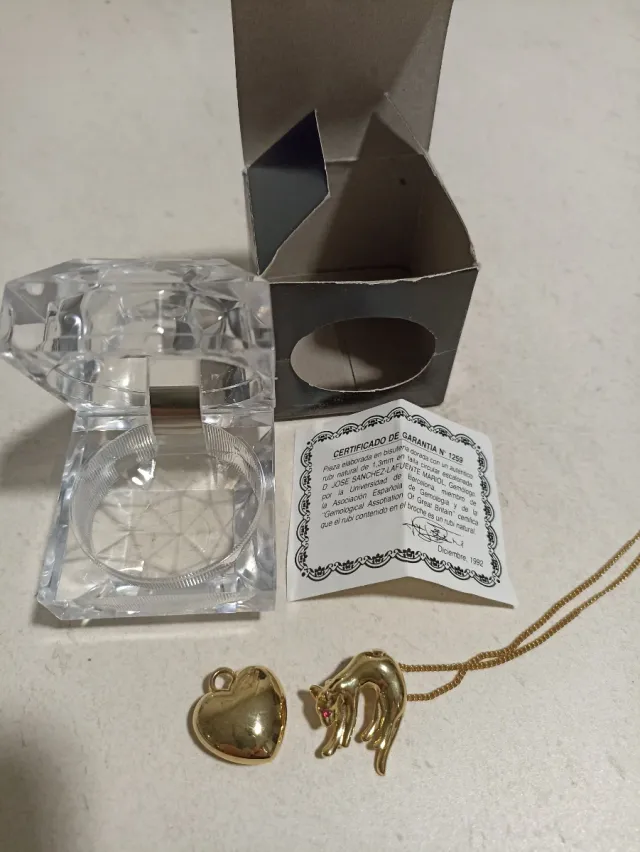 Colgante gato dorado con cadena