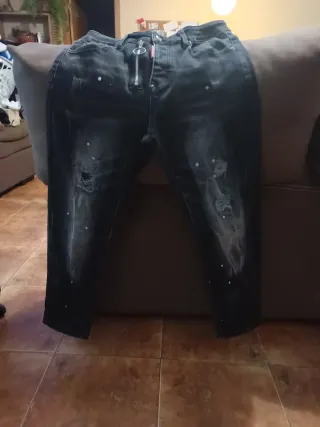 Pantalón vaquero negro desgastado