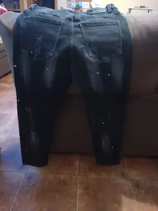 Pantalón vaquero negro desgastado