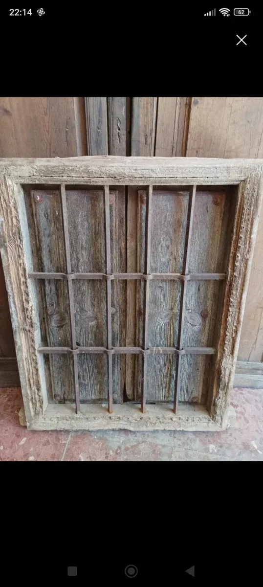 Reja antigua con postigos de madera