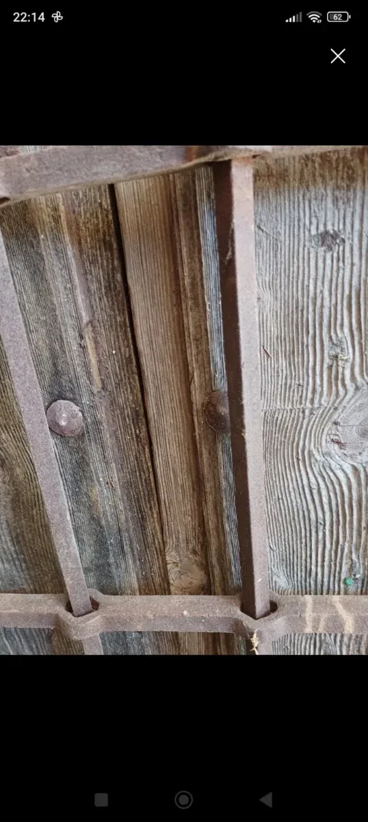 Reja antigua con postigos de madera