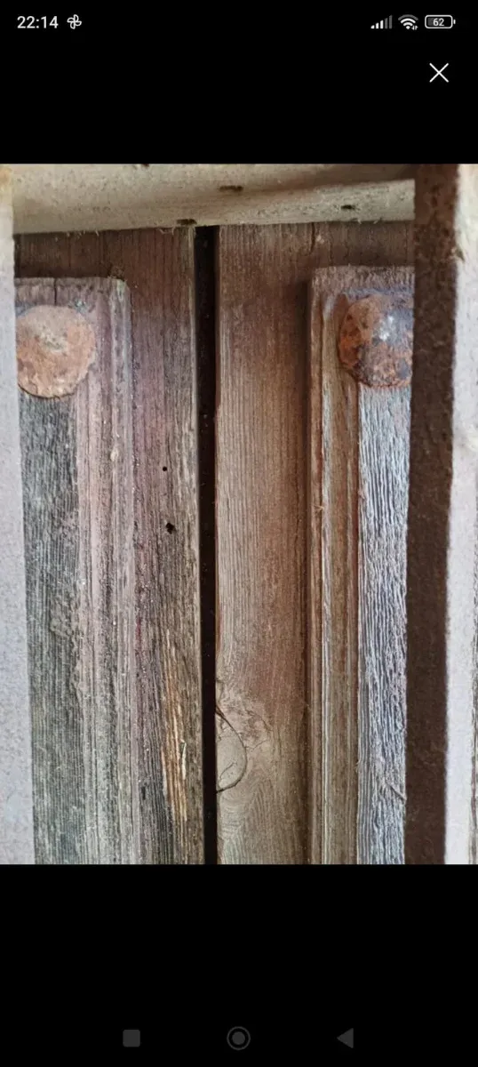 Reja antigua con postigos de madera