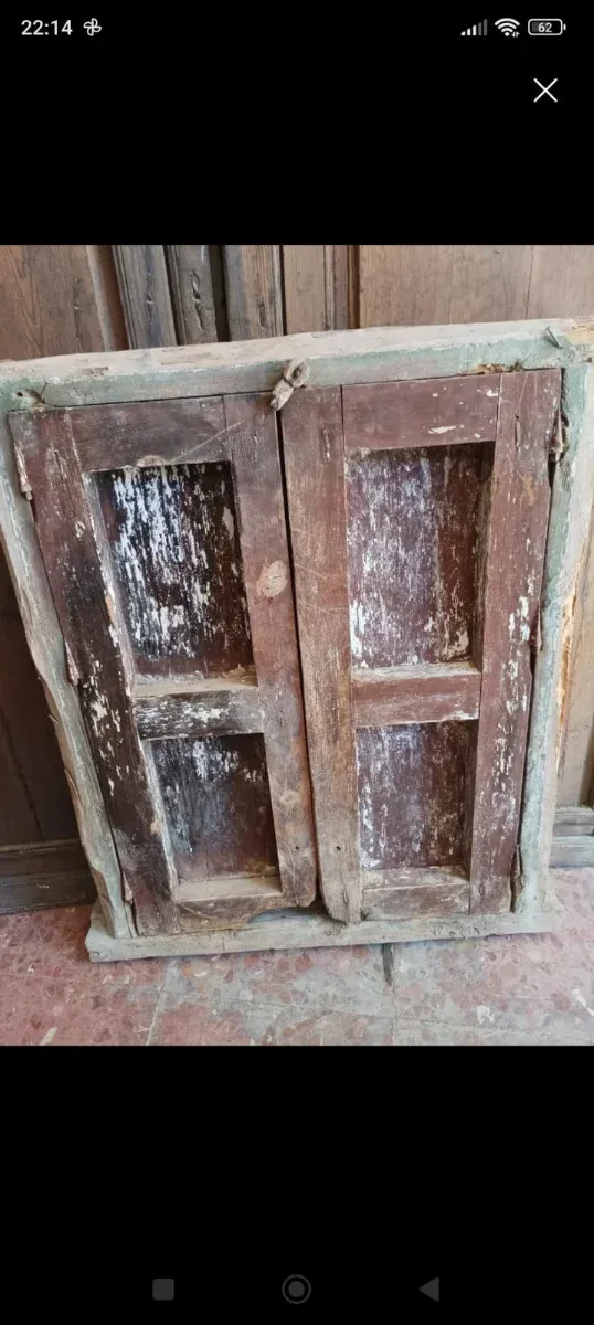 Reja antigua con postigos de madera