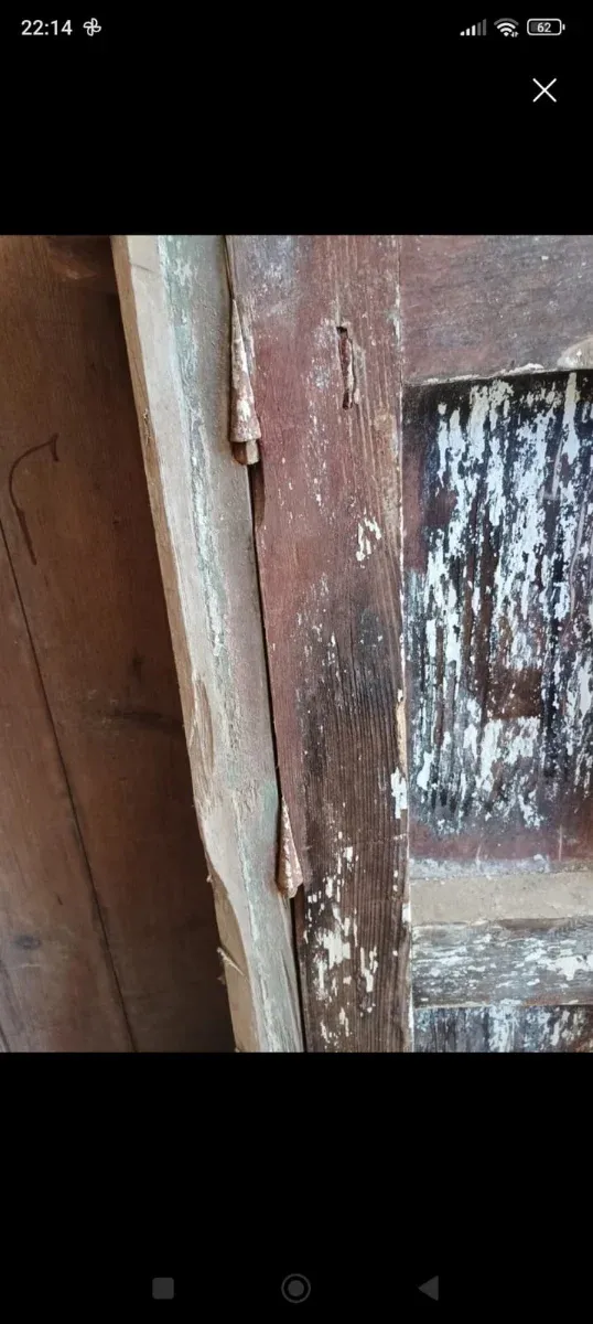 Reja antigua con postigos de madera