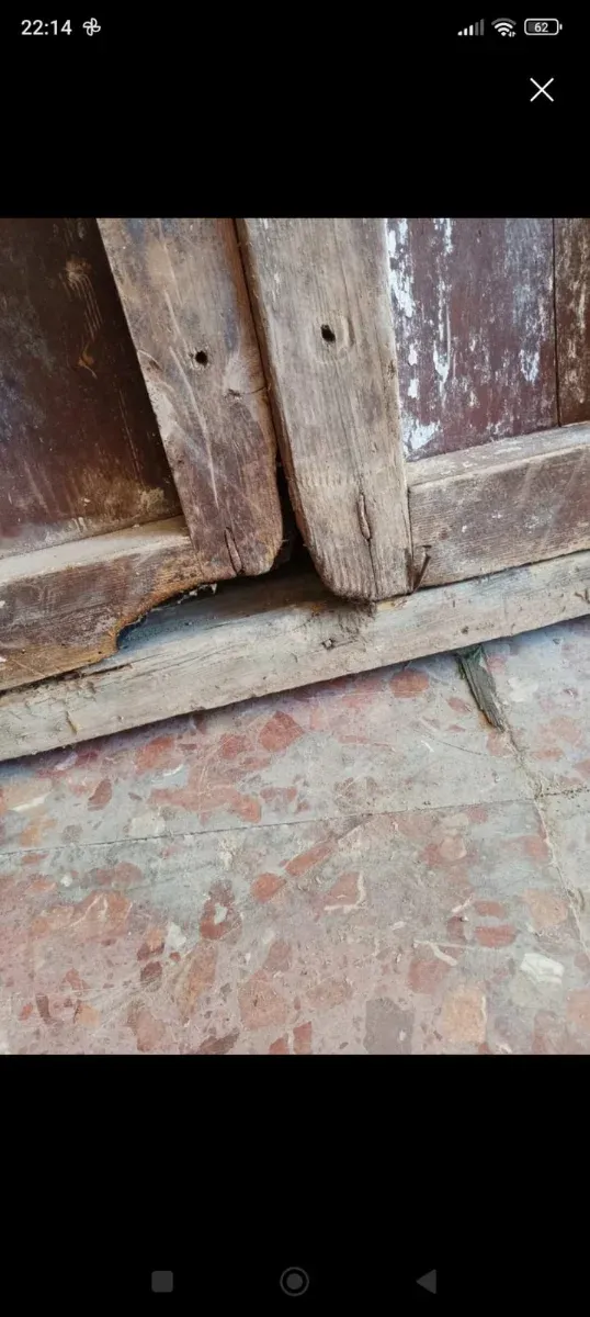 Reja antigua con postigos de madera