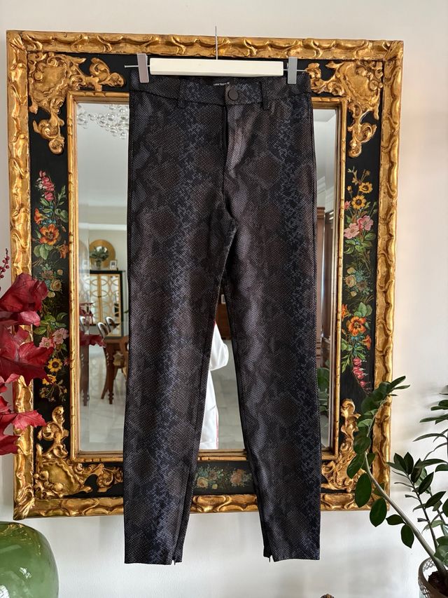 Pantalón estampado serpiente