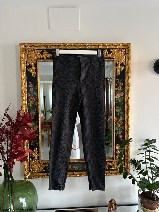 Pantalón estampado serpiente