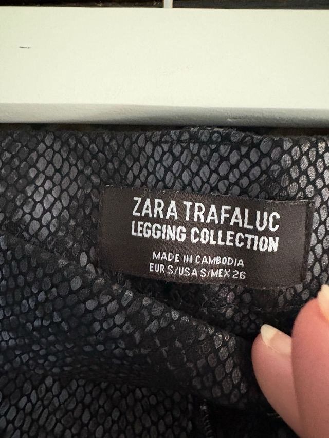 Pantalón estampado serpiente