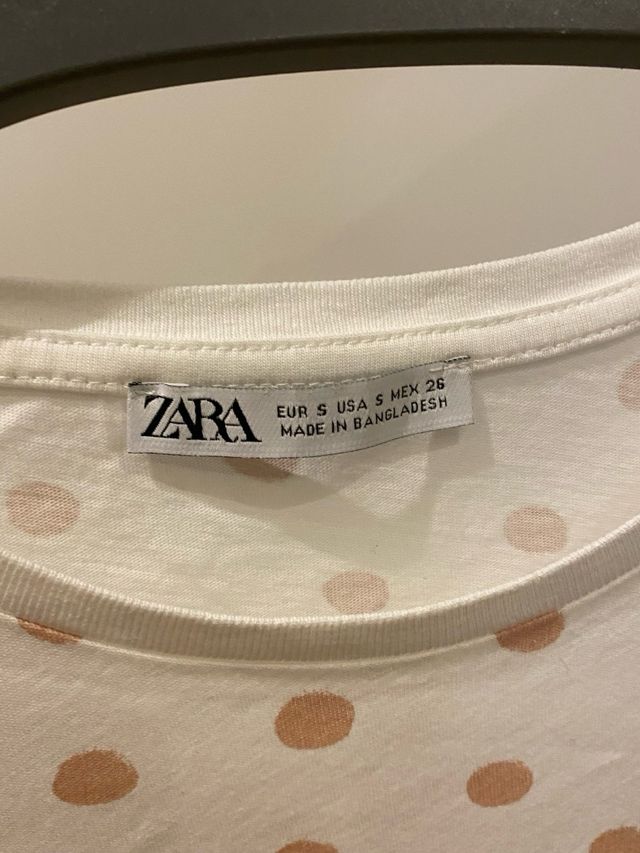 Camiseta Zara lunares blanca y rosa Talla S