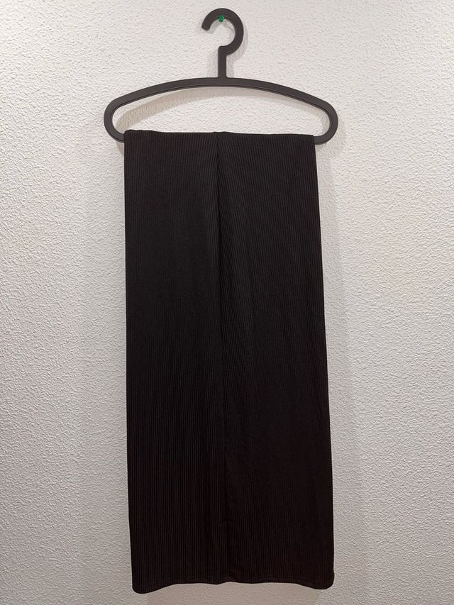 Falda negra de canalé